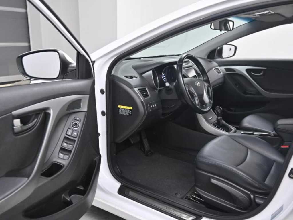 HYUNDAI Avante - Vista 11