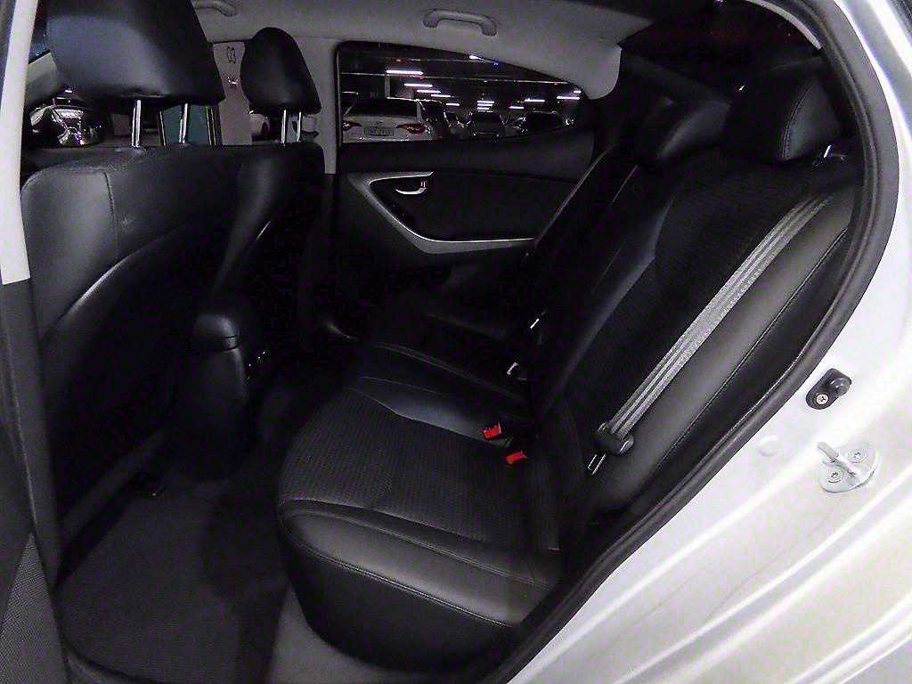 HYUNDAI Avante - Vista 7