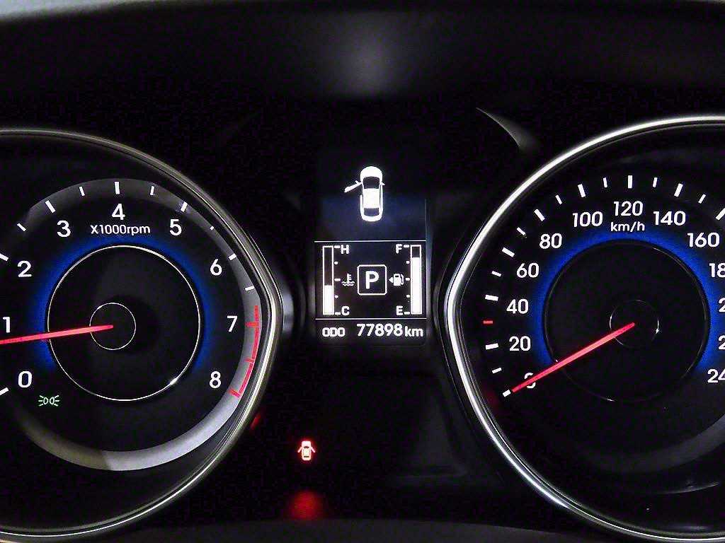 HYUNDAI Avante - Vista 9