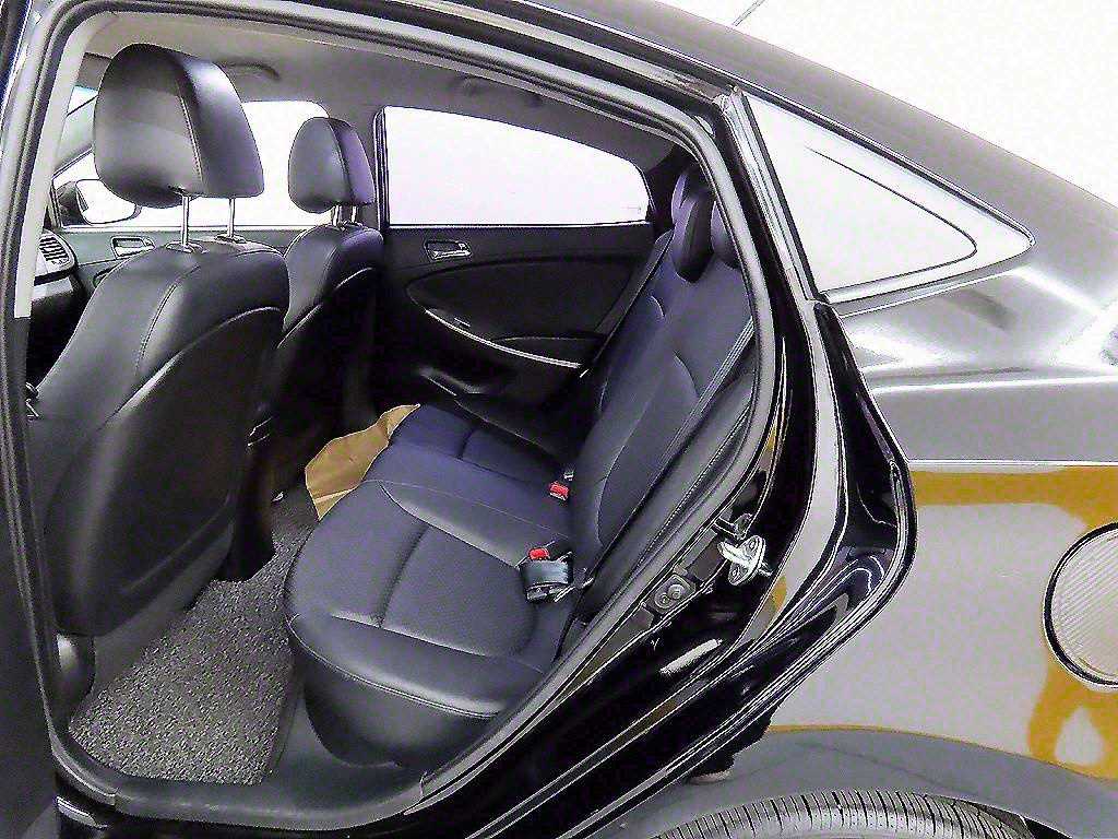 HYUNDAI Accent - Vista 6