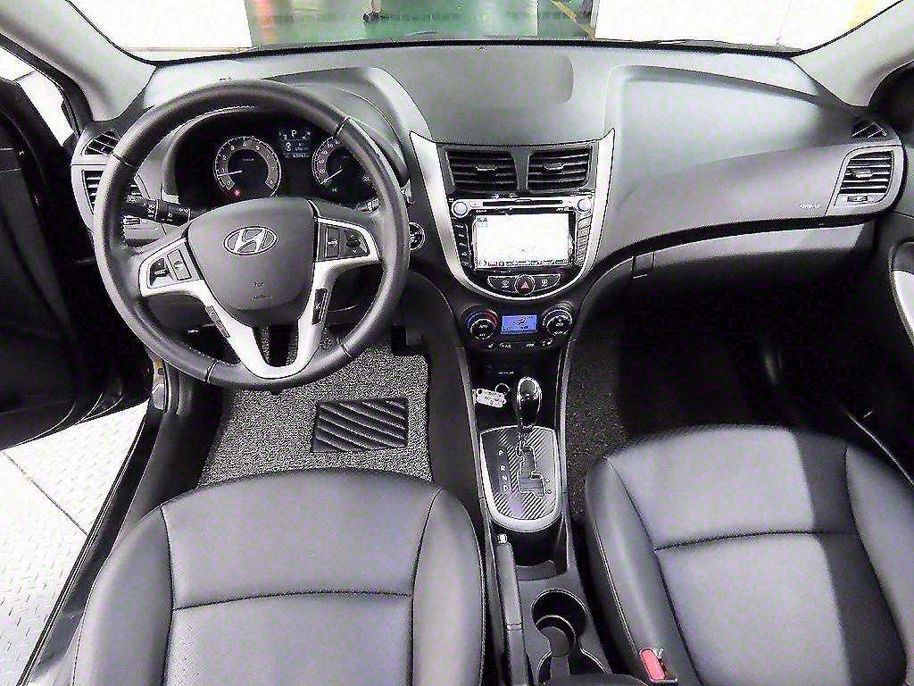 HYUNDAI Accent - Vista 7