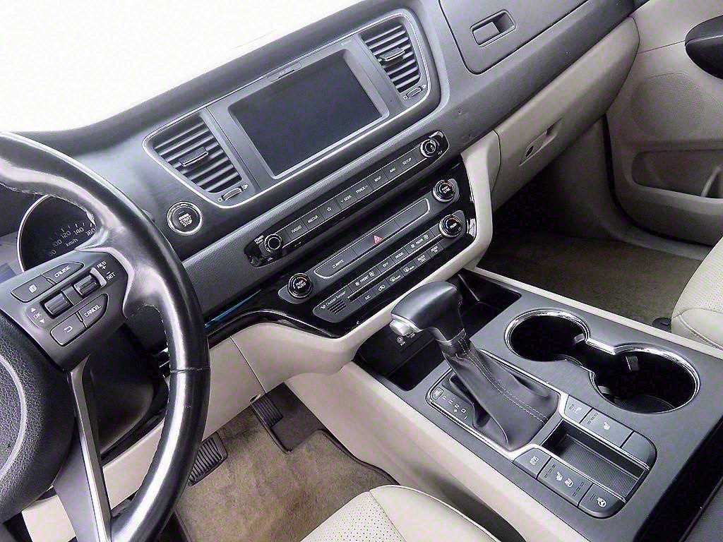 KIA Carnival - Vista 11