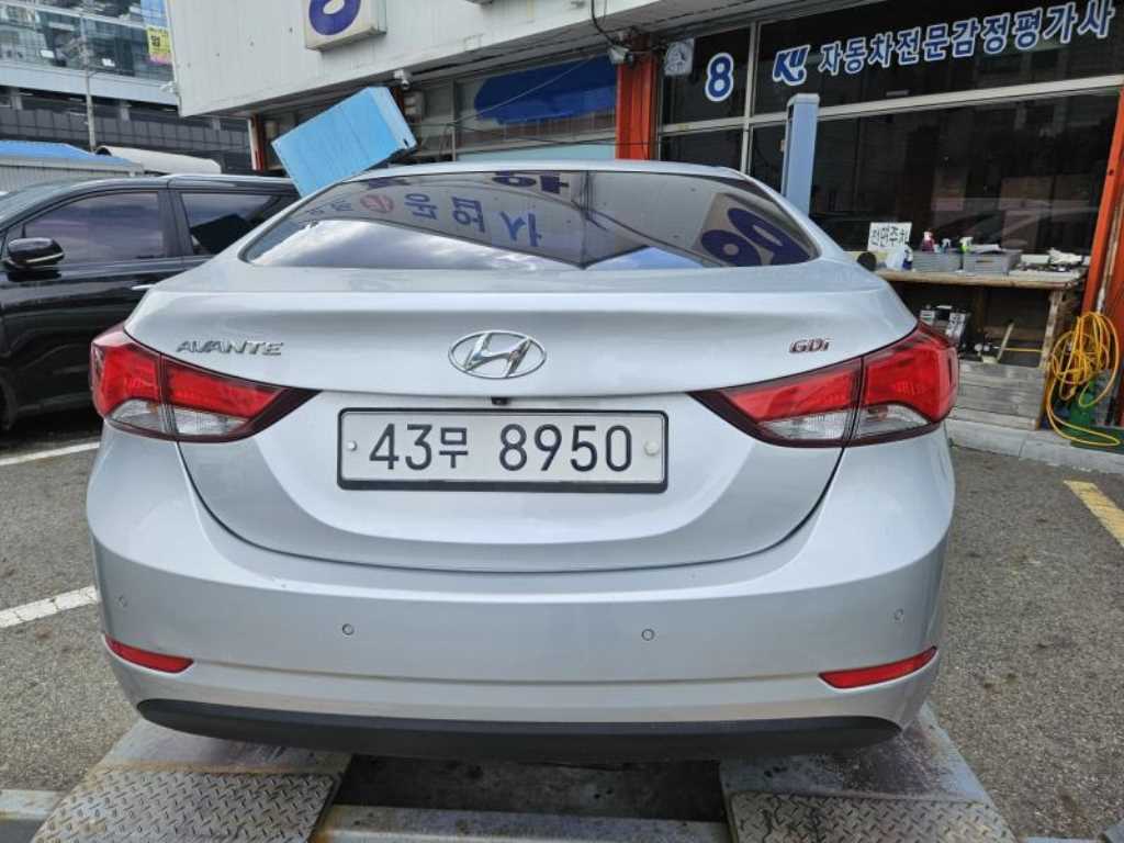 HYUNDAI Avante - Vista 4