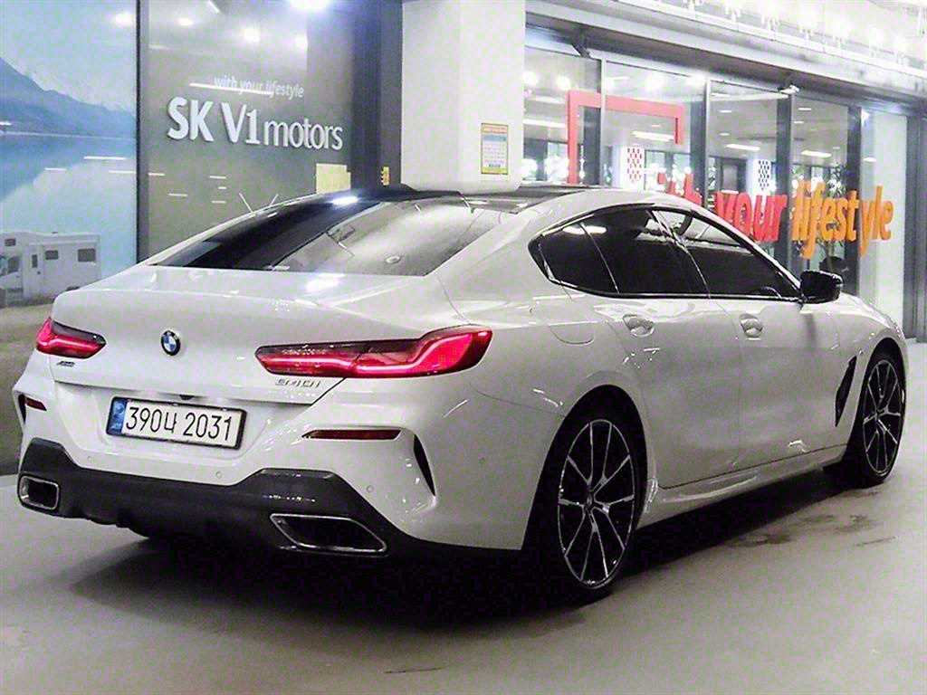 BMW 8 Series - Vista 4
