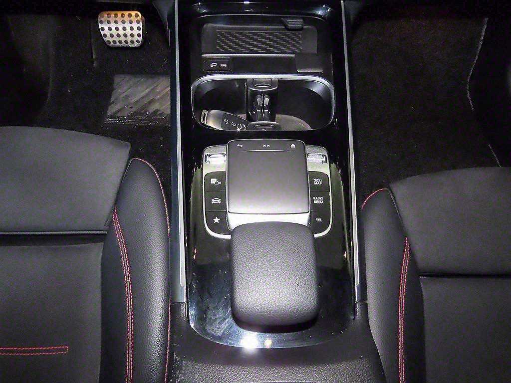 Mercedes Benz GLB Class - Vista 12