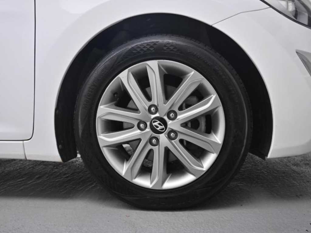 HYUNDAI Avante - Vista 5