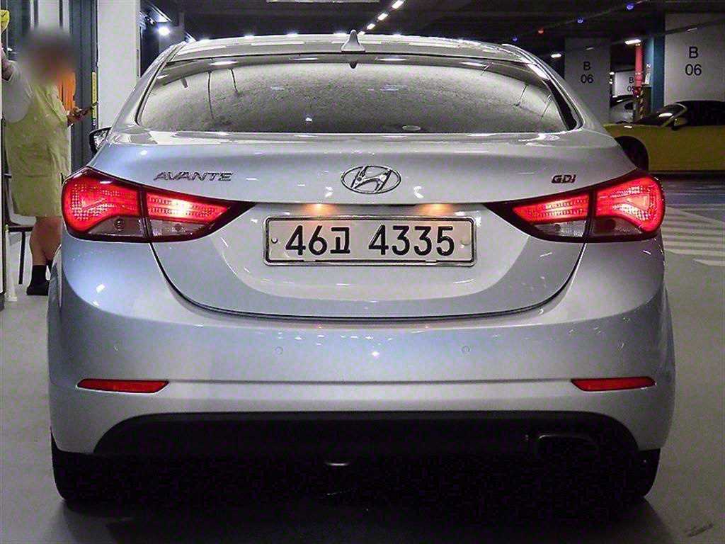 HYUNDAI Avante - Vista 5