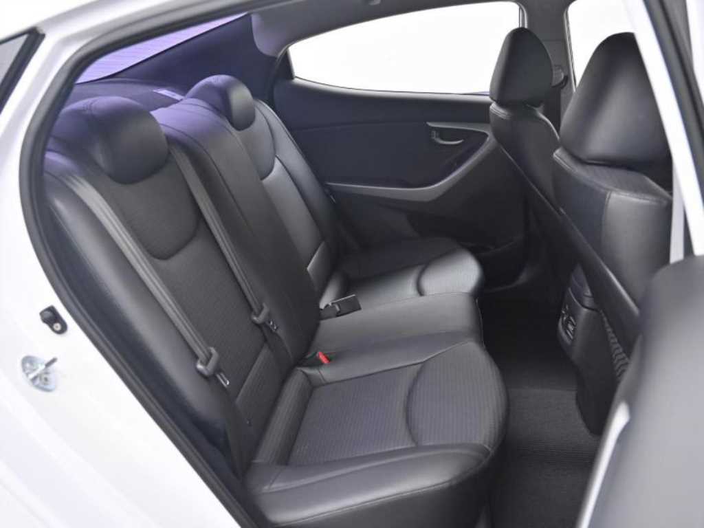 HYUNDAI Avante - Vista 12