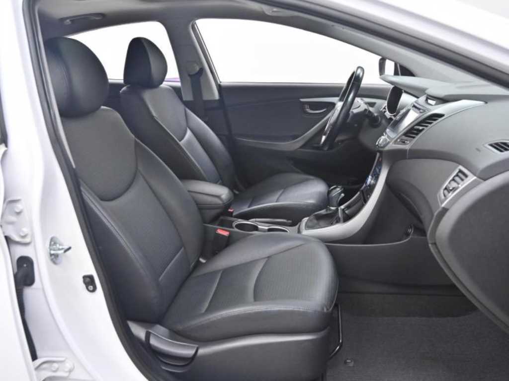 HYUNDAI Avante - Vista 10