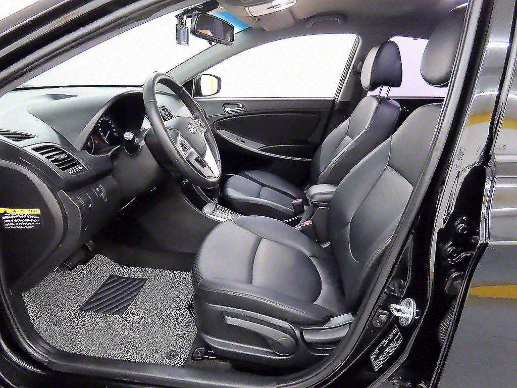 HYUNDAI Accent - Vista 5