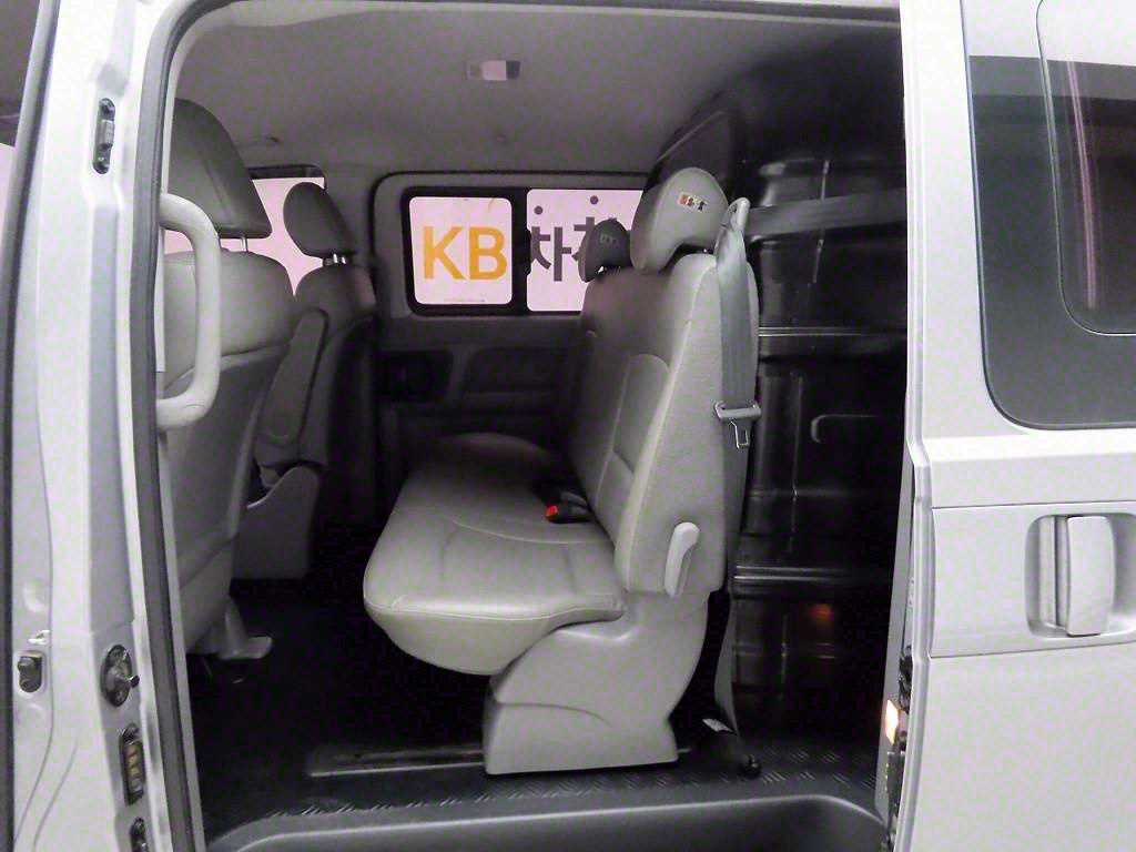 HYUNDAI Starex - Vista 12