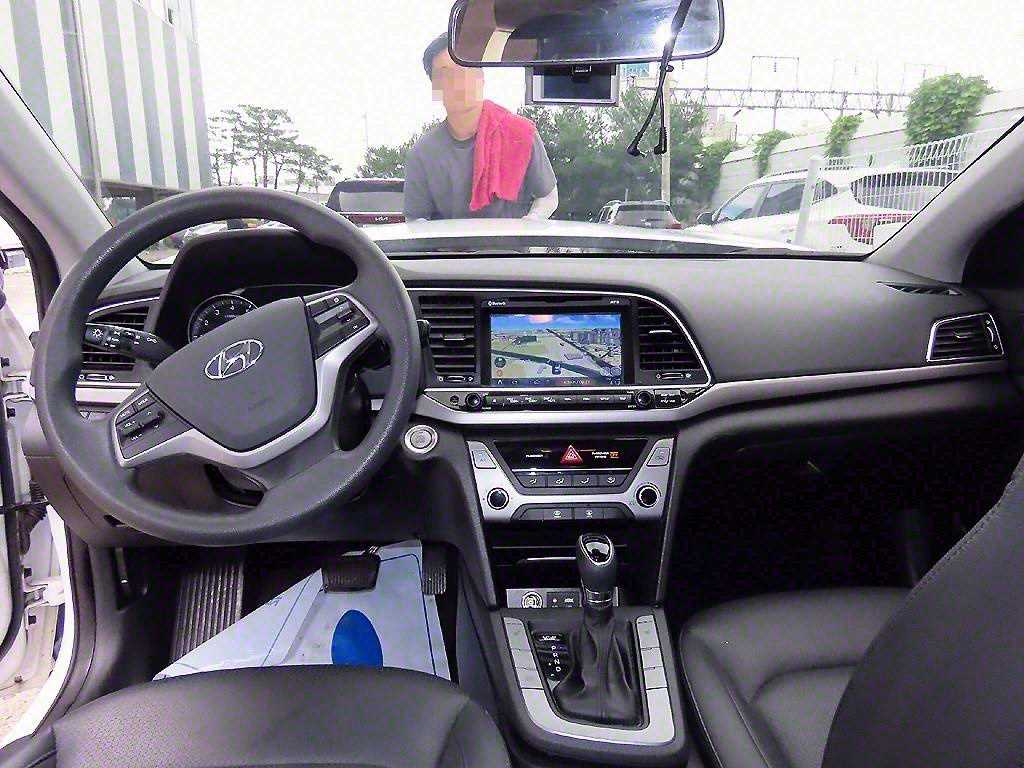 HYUNDAI Avante - Vista 7