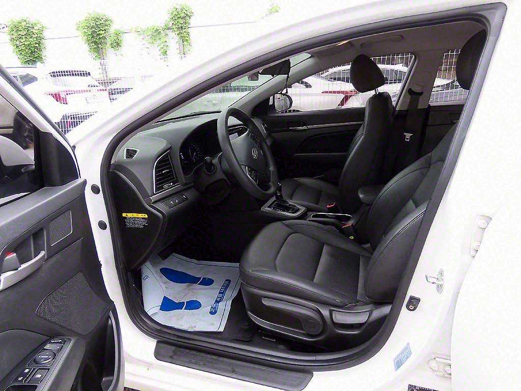 HYUNDAI Avante - Vista 5