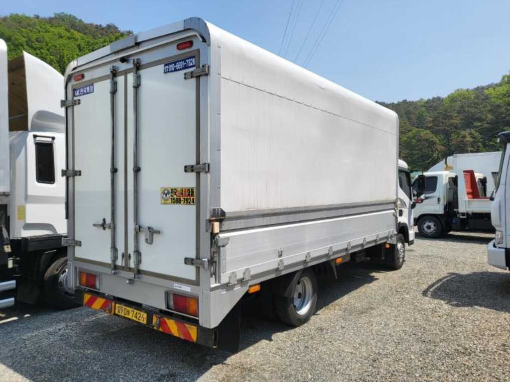 medium and large cargo truck - Vista 5