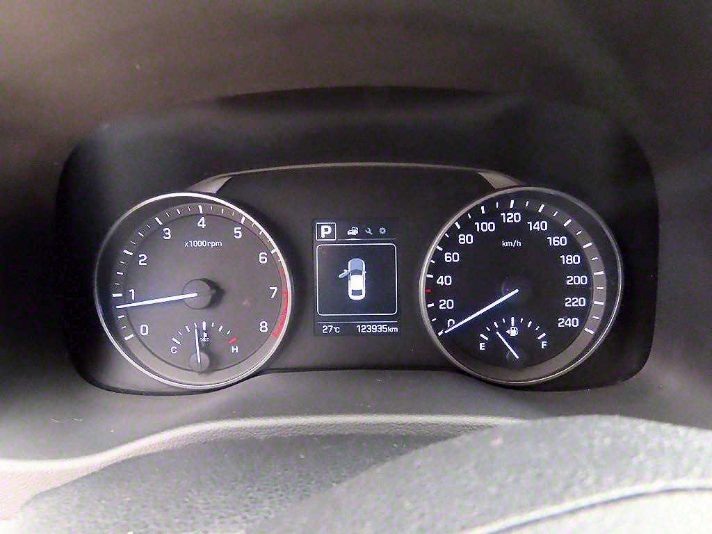 HYUNDAI Avante - Vista 9