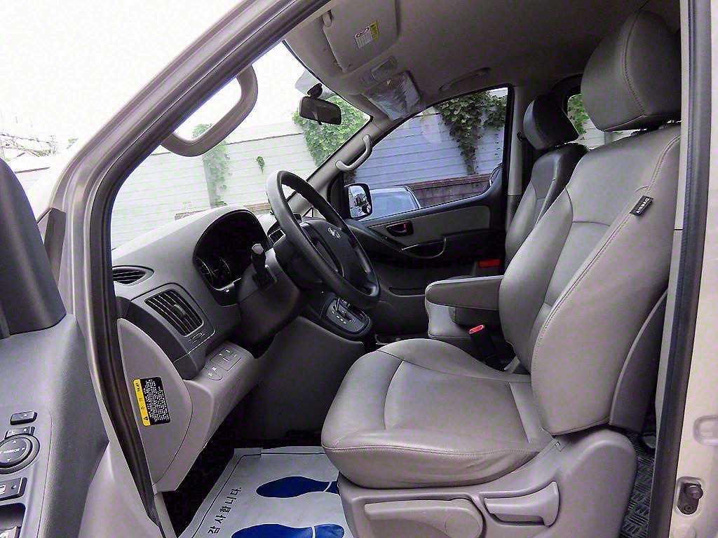 HYUNDAI Starex - Vista 5