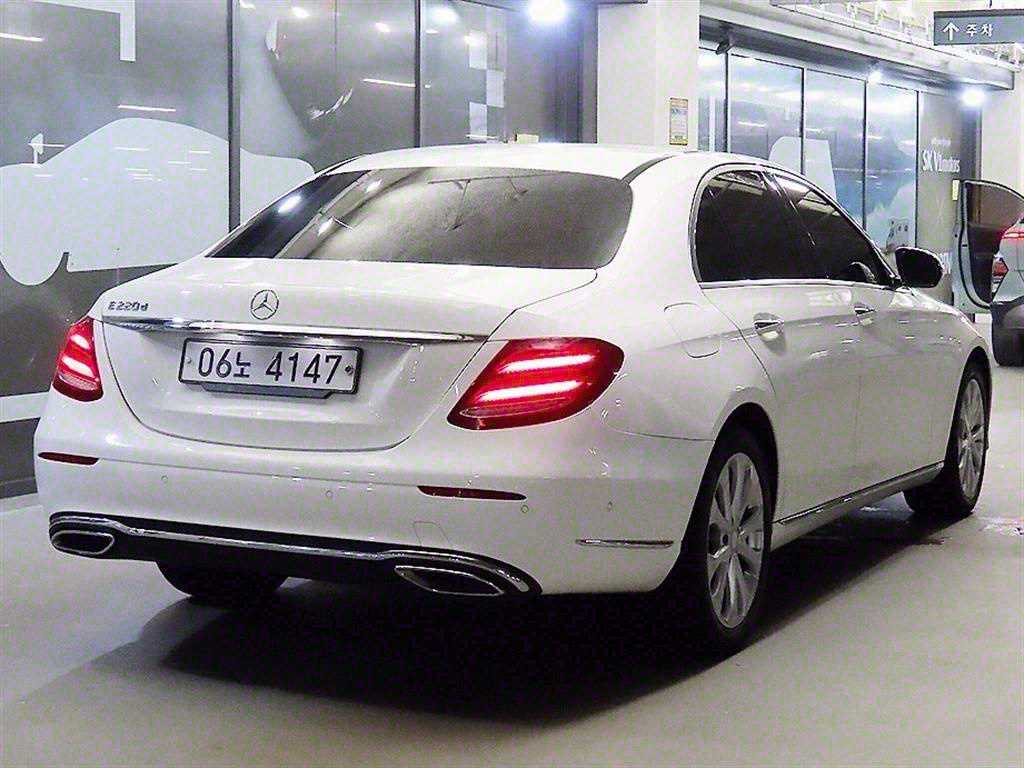 Mercedes Benz E class - Vista 4