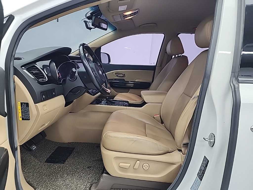 KIA Carnival - Vista 12
