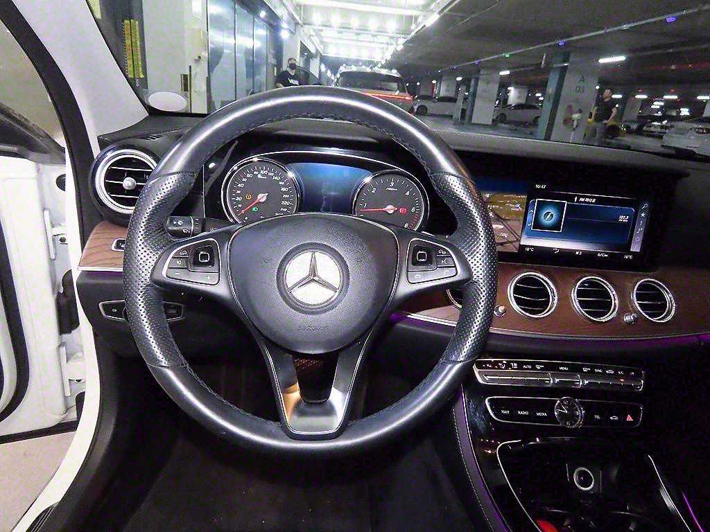 Mercedes Benz E class - Vista 8