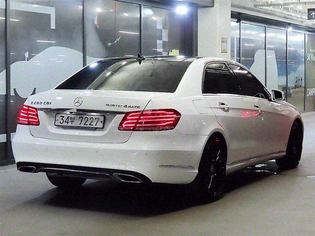 Mercedes Benz E class - Vista 4