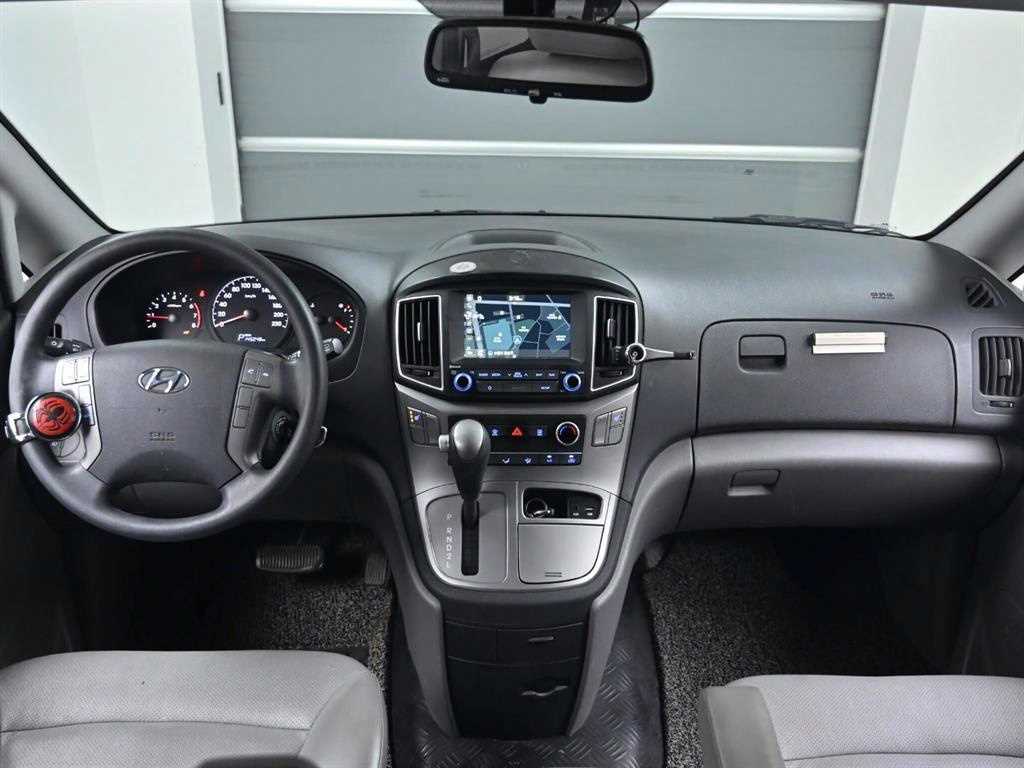 HYUNDAI Starex - Vista 7