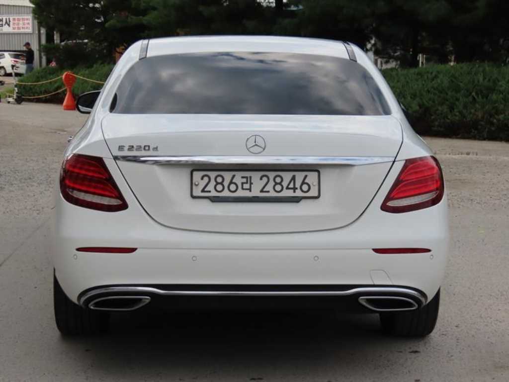 Mercedes Benz E class - Vista 4