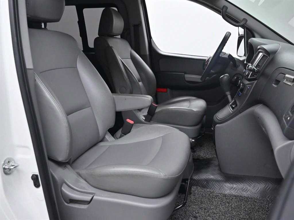 HYUNDAI Starex - Vista 10