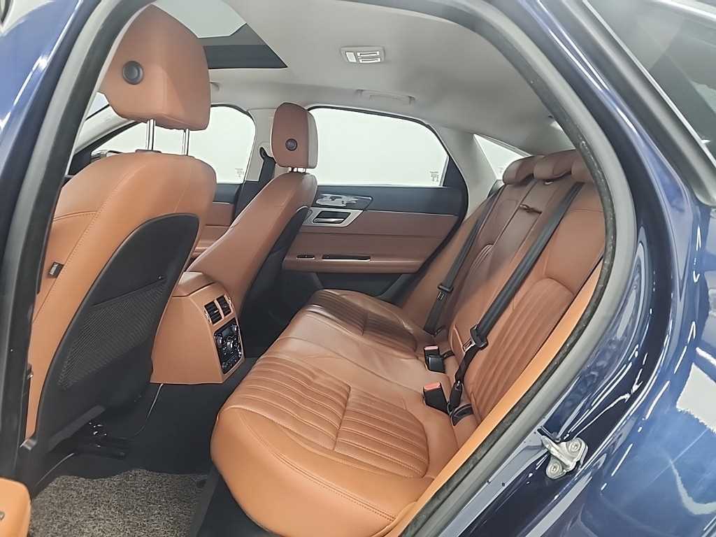 Jaguar XF - Vista 12