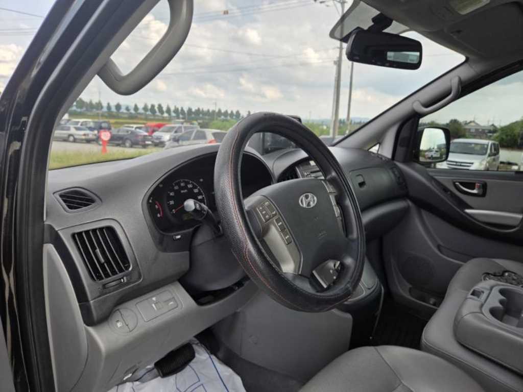 HYUNDAI Starex - Vista 12