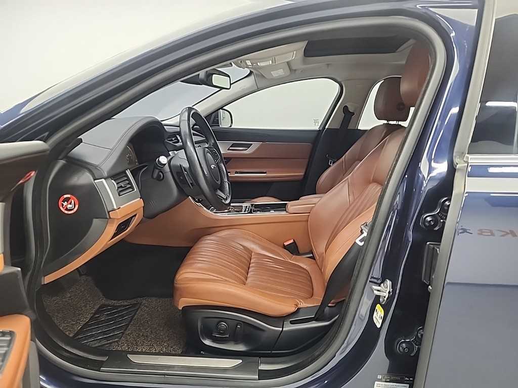 Jaguar XF - Vista 11