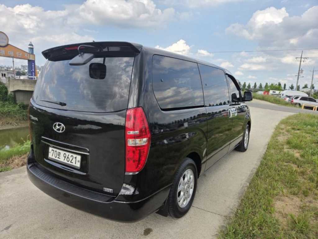 HYUNDAI Starex - Vista 6