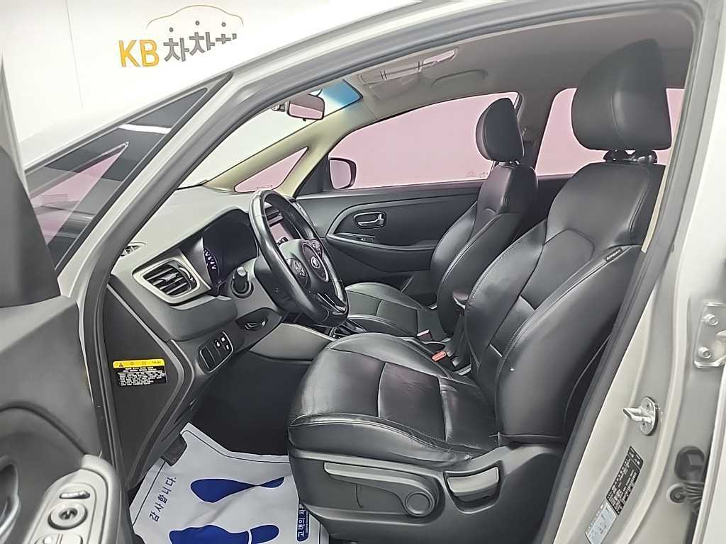 KIA Carens - Vista 11