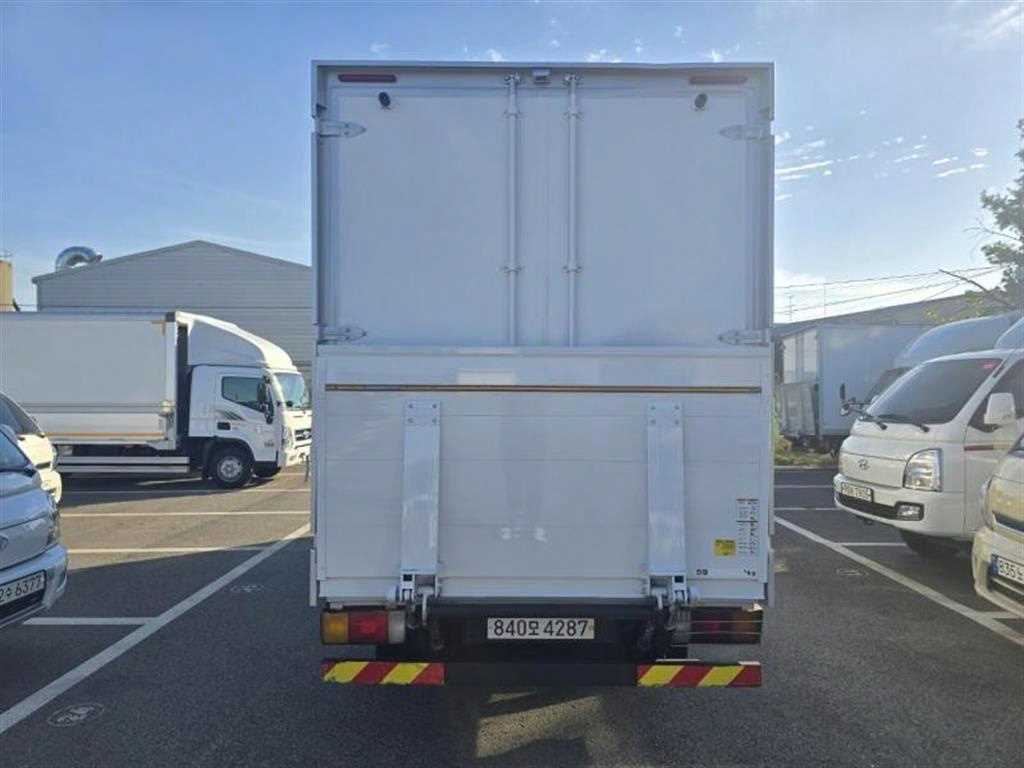 medium and large cargo truck - Vista 5