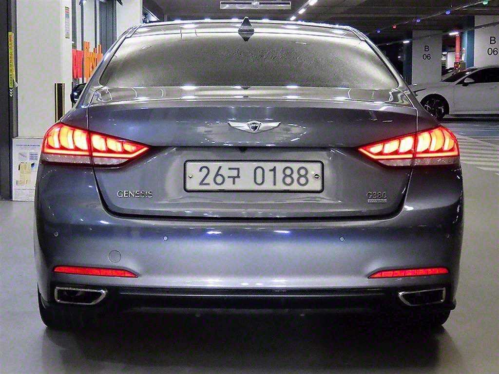 HYUNDAI Genesis - Vista 5