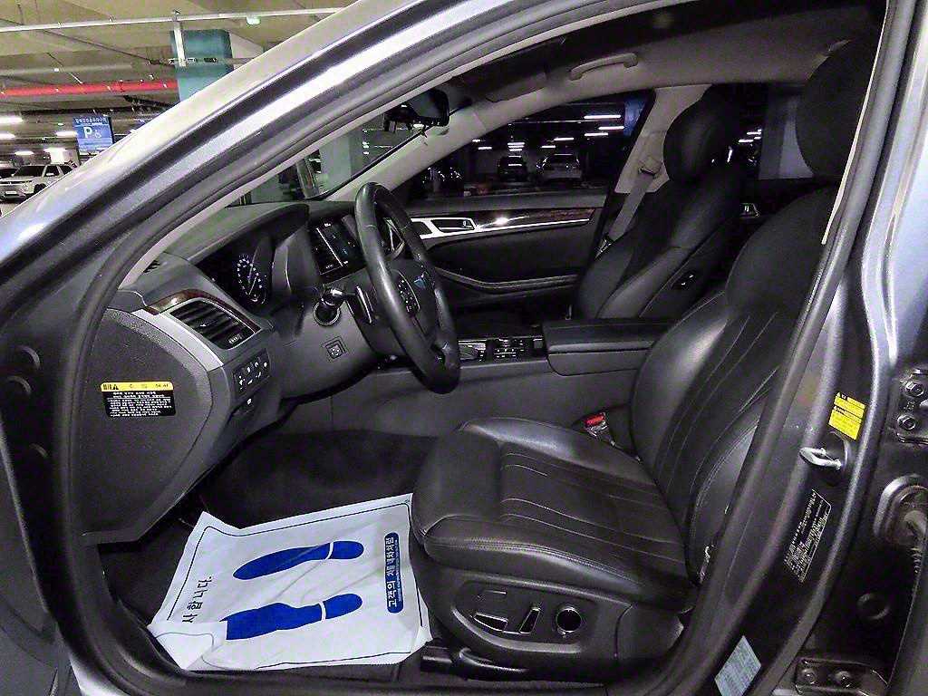 HYUNDAI Genesis - Vista 6