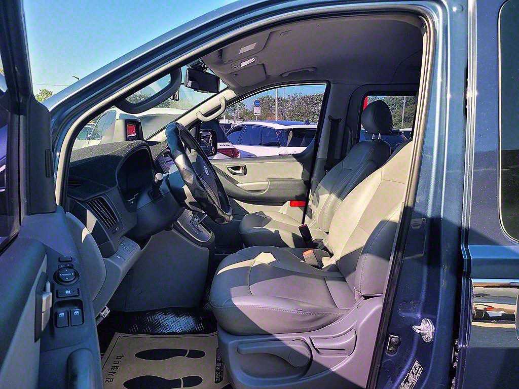 HYUNDAI Starex - Vista 6