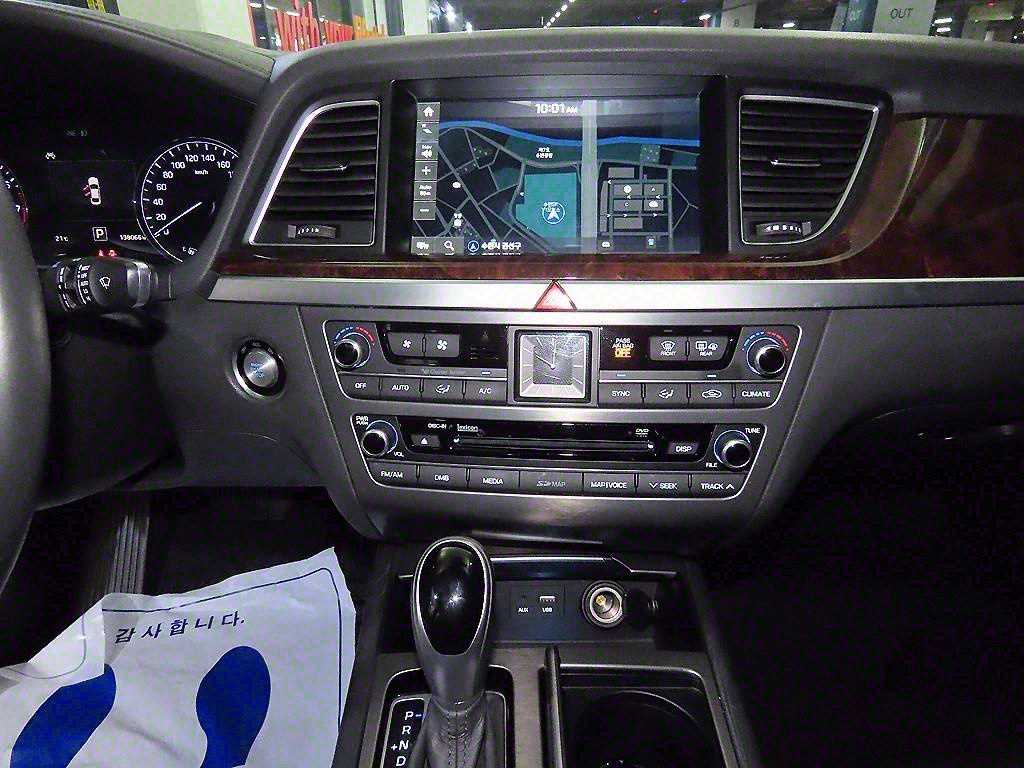 HYUNDAI Genesis - Vista 11