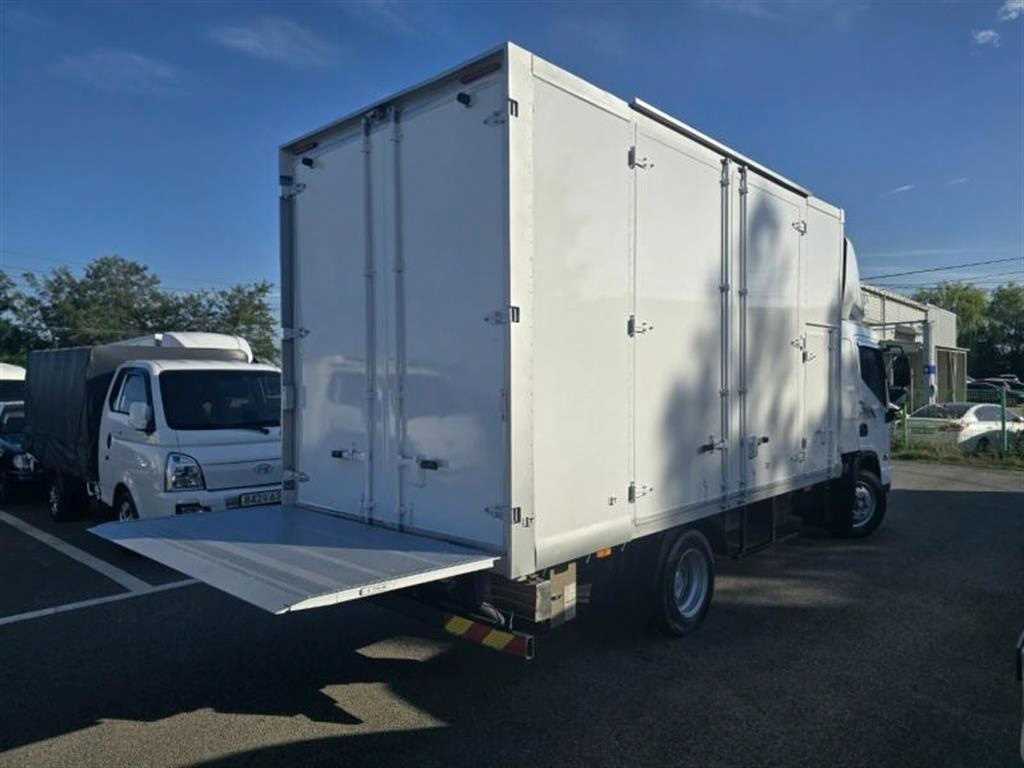 medium and large cargo truck - Vista 9