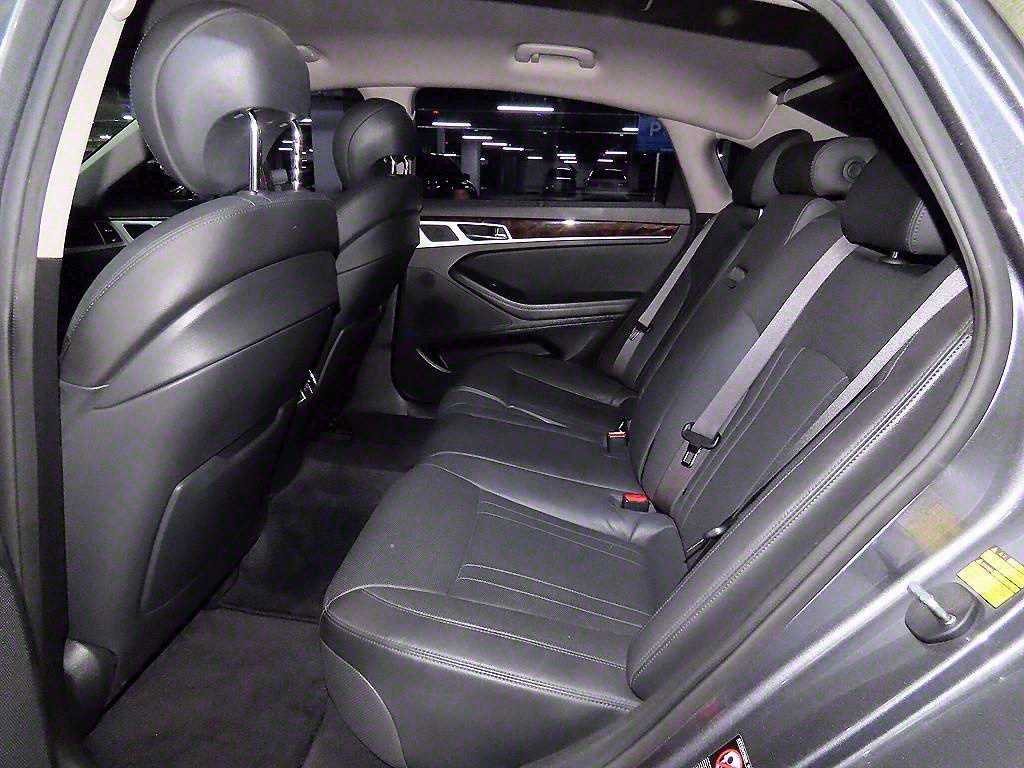 HYUNDAI Genesis - Vista 7