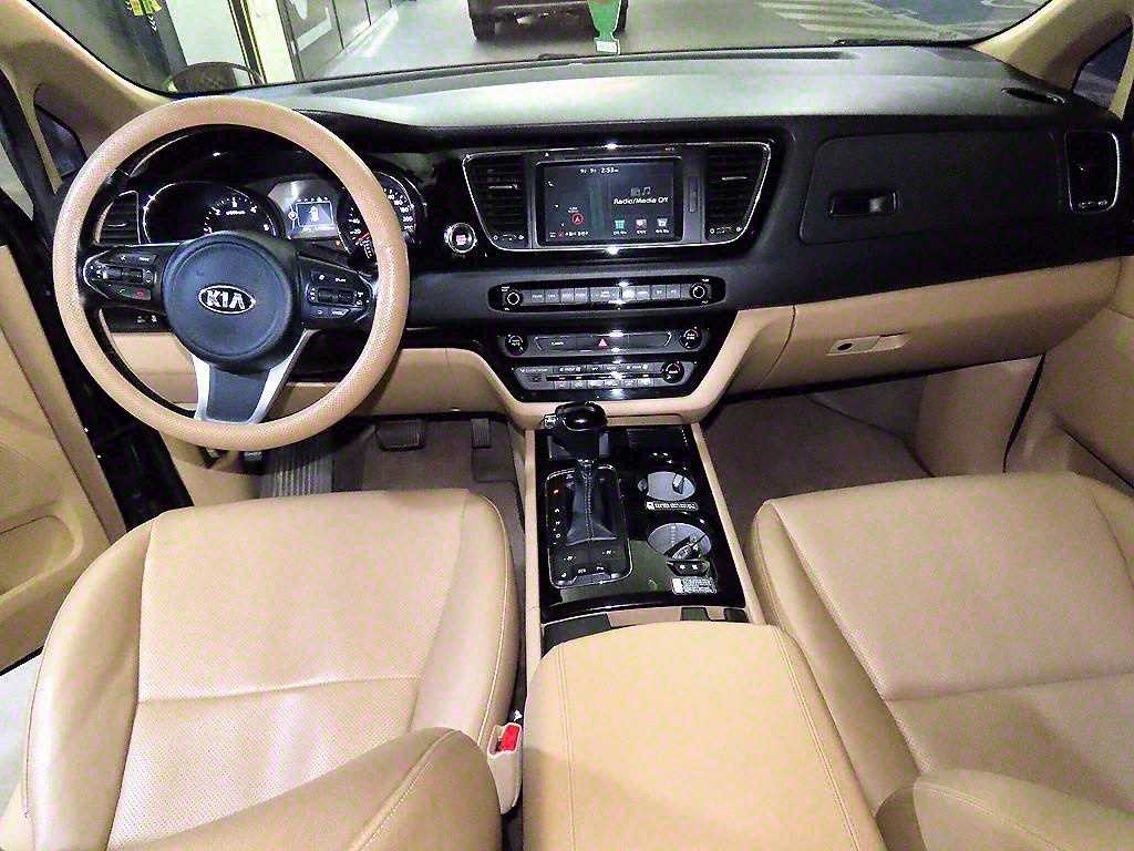 KIA Carnival - Vista 10