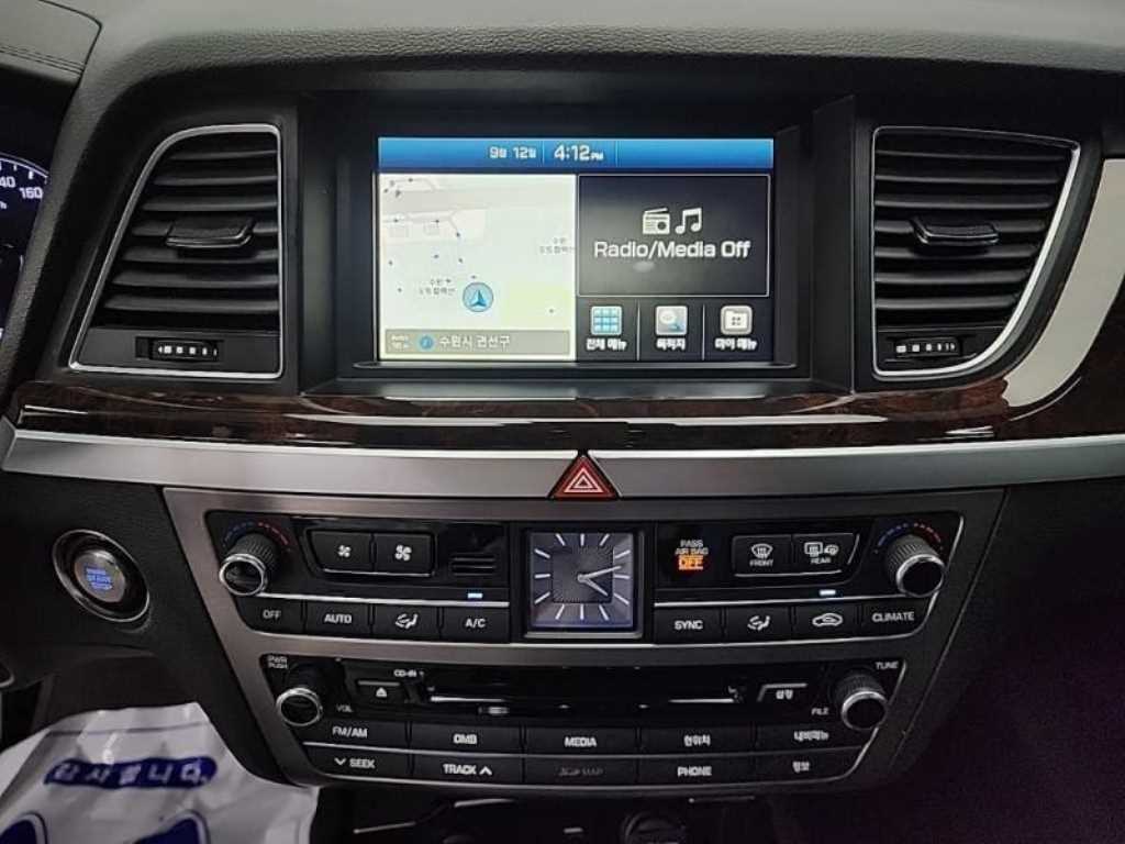 HYUNDAI Genesis - Vista 10