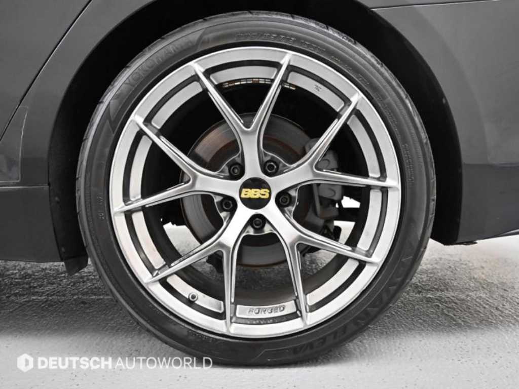 HYUNDAI Genesis - Vista 5