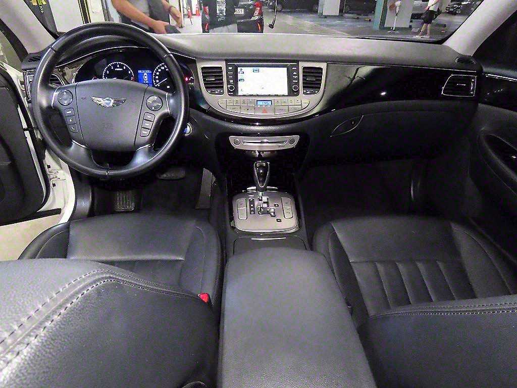 HYUNDAI Genesis - Vista 10