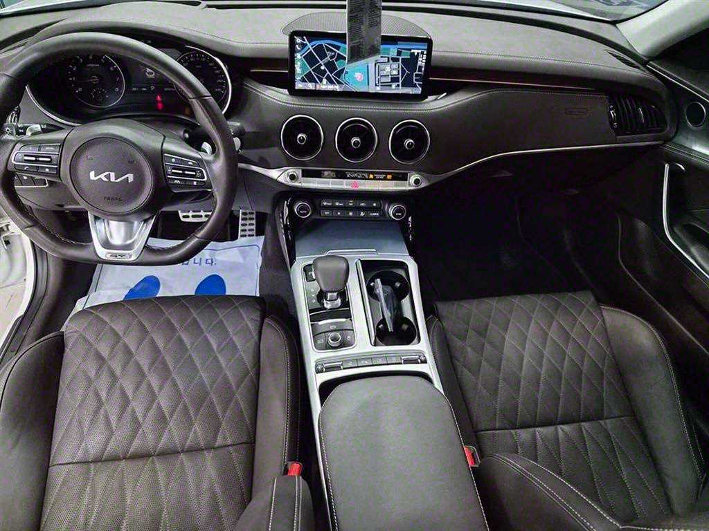 KIA Stinger - Vista 8