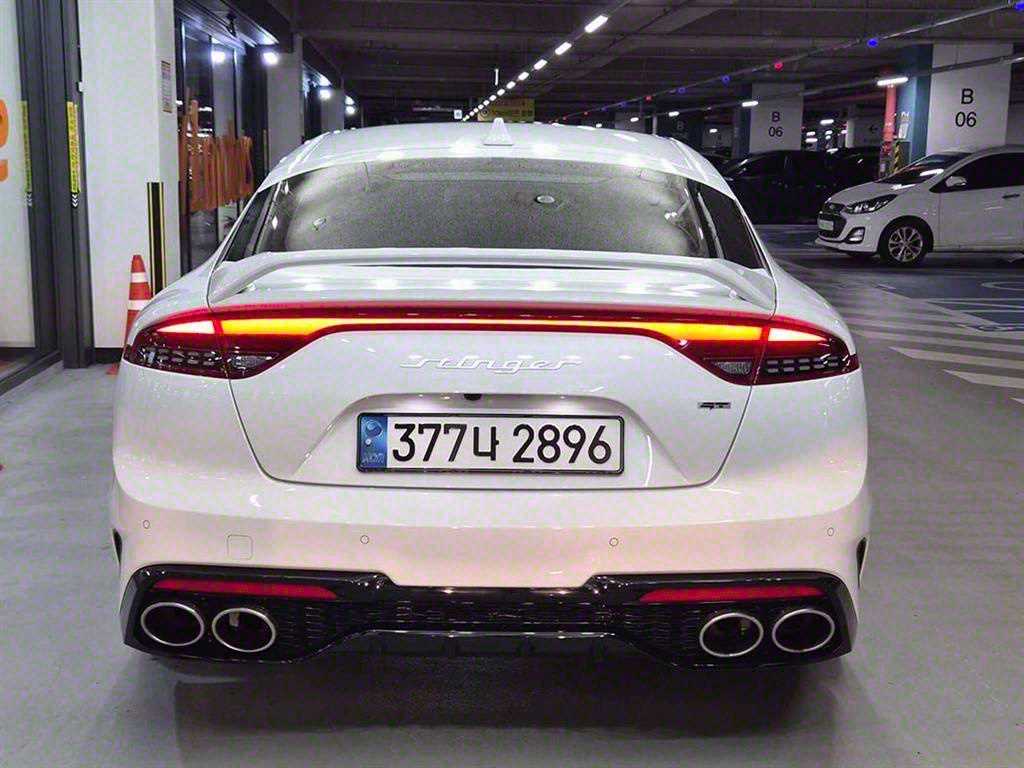 KIA Stinger - Vista 5