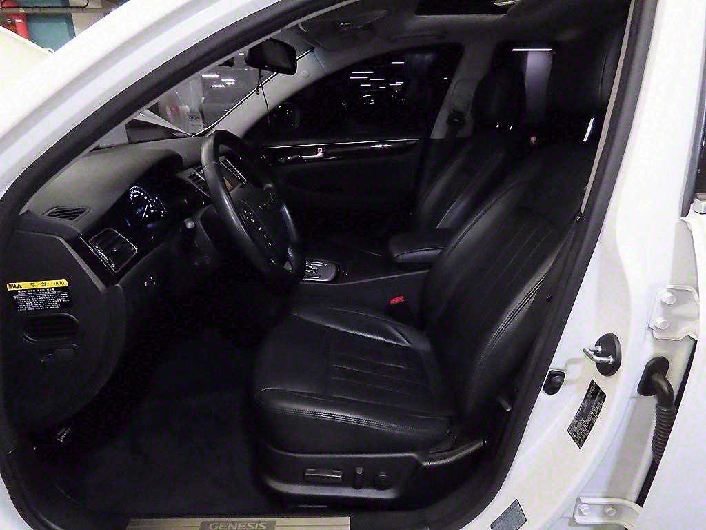 HYUNDAI Genesis - Vista 6