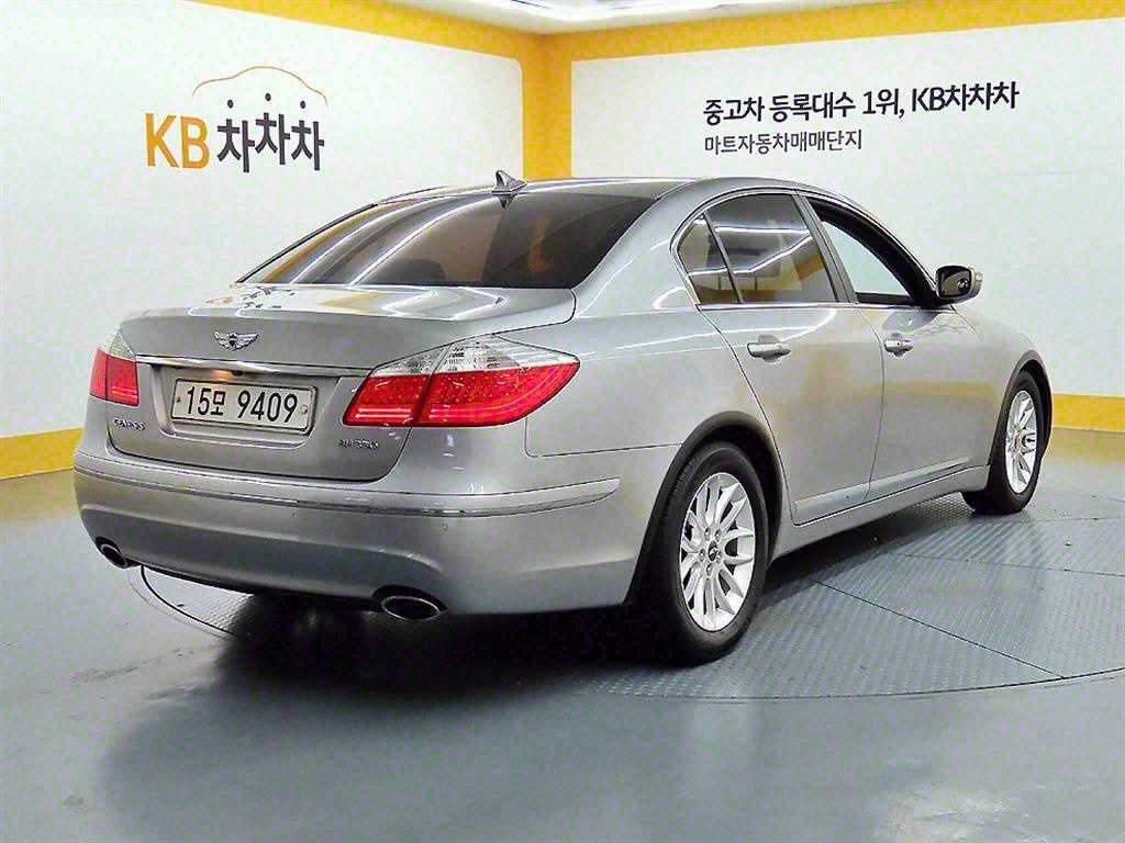 HYUNDAI Genesis - Vista 4