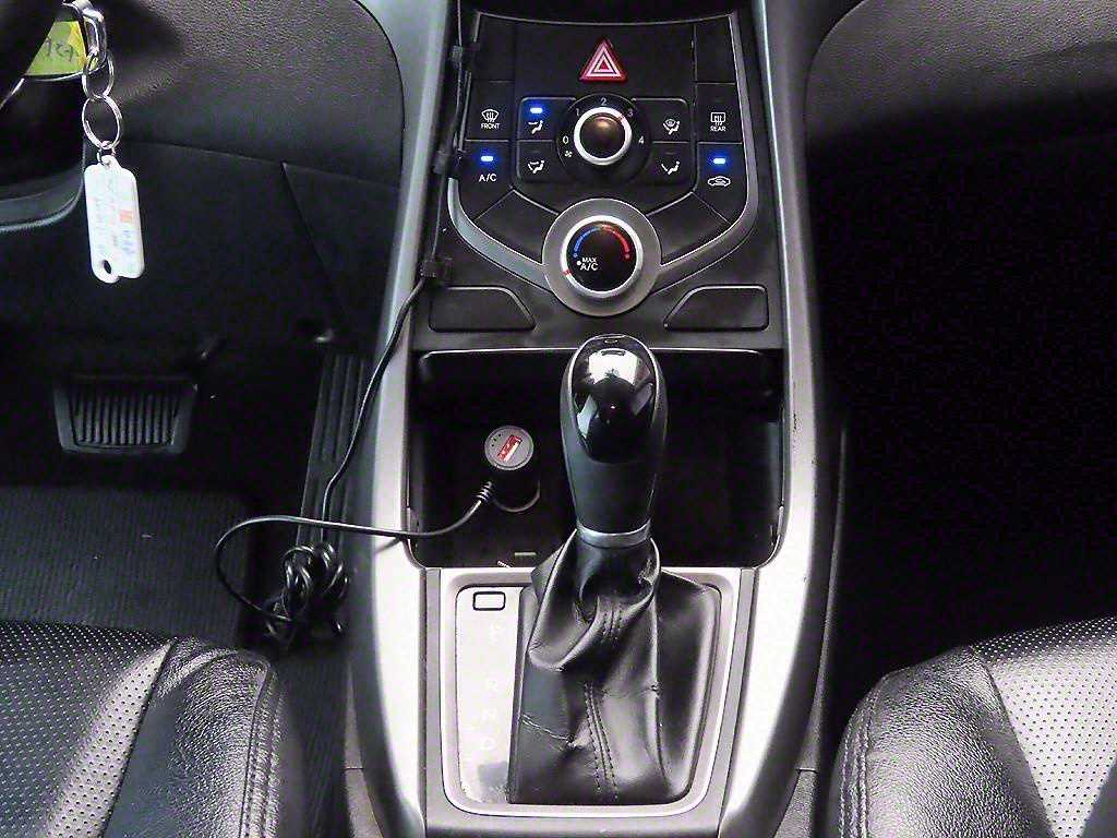 HYUNDAI Avante - Vista 10