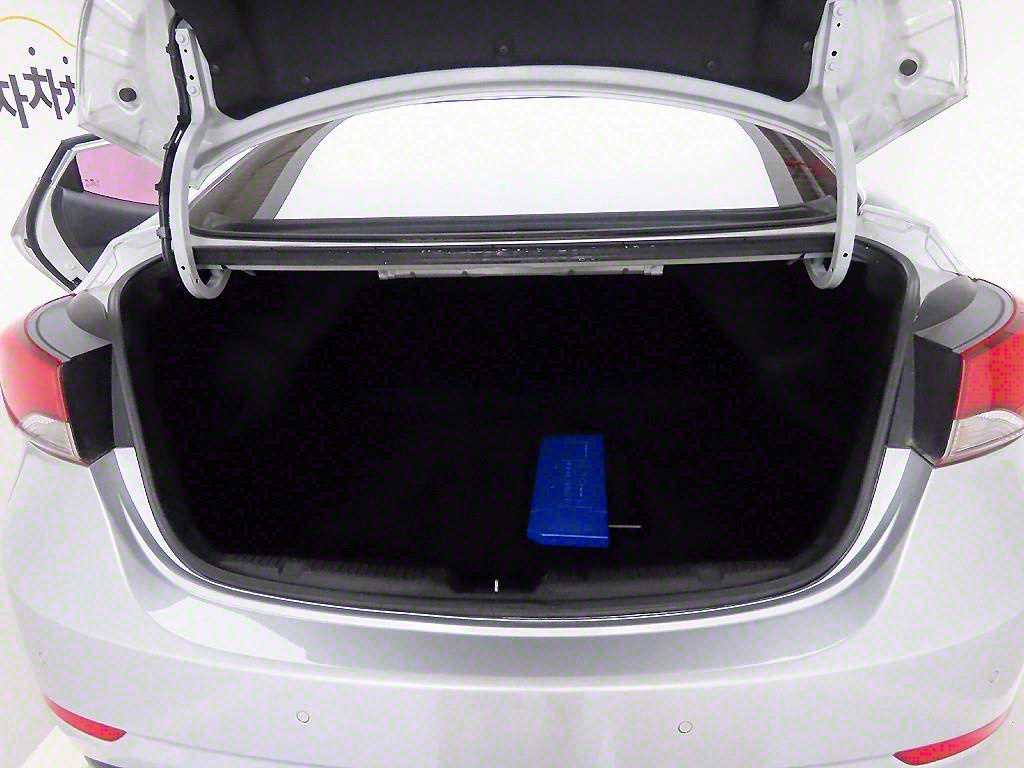 HYUNDAI Avante - Vista 5