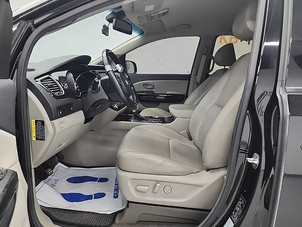 KIA Carnival - Vista 11